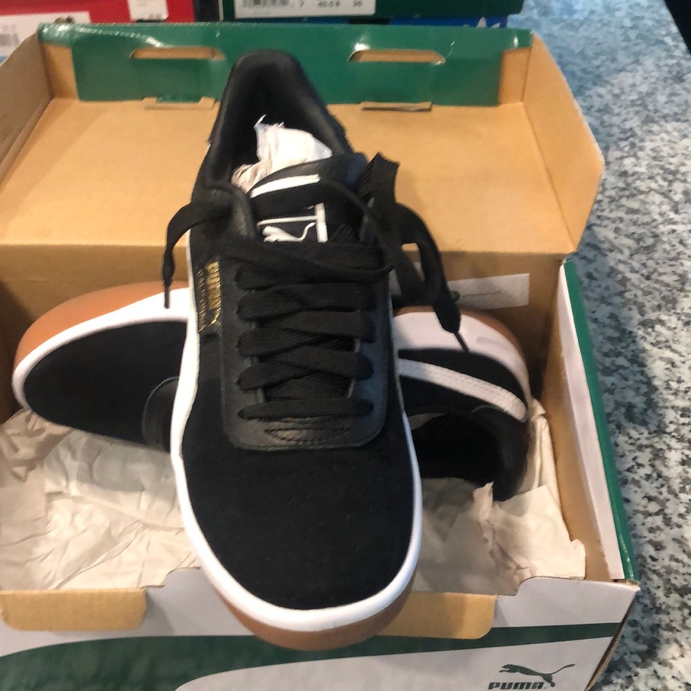 Size 8 black puma sneakers